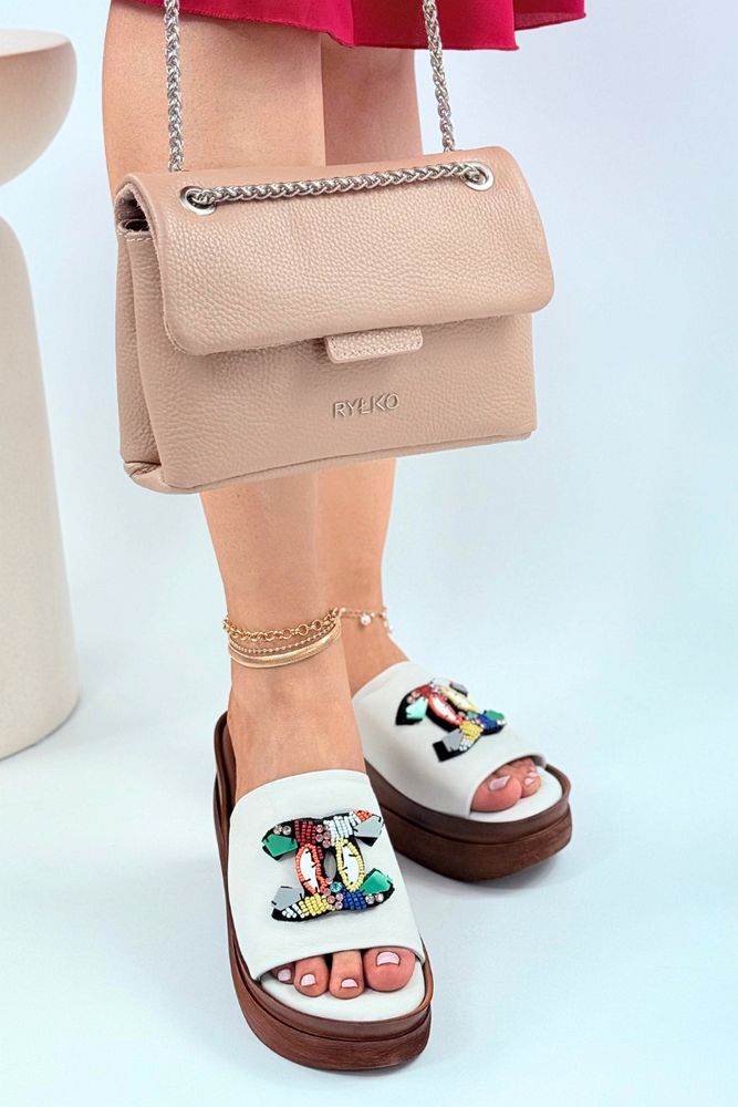 Białe skórzane klapki z ozdobą na grubej platformie