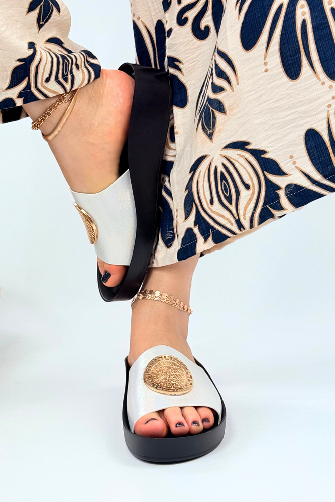 Srebrne klapki z ekoskóry z ozdobą na platformie 