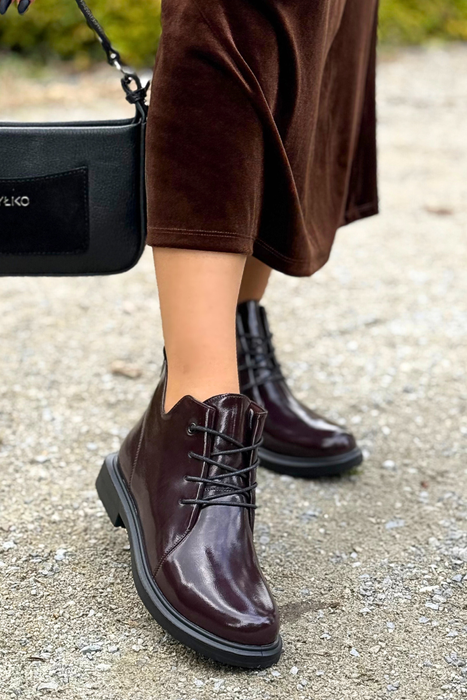 Чорні лаковані ботильйони Loretta Vitale на шнурівці