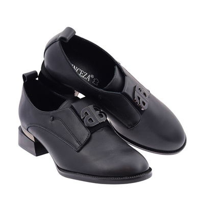 Чорні шкіряні туфлі на низькому каблуці з декором 