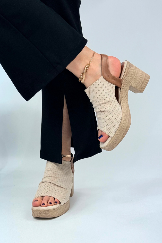 Beżowe sandały zabudowane na drewnianym słupku