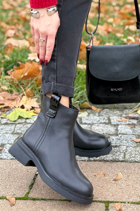 Чоботи шкіряні високі, утеплені на низькій колодці, чорні на блискавці