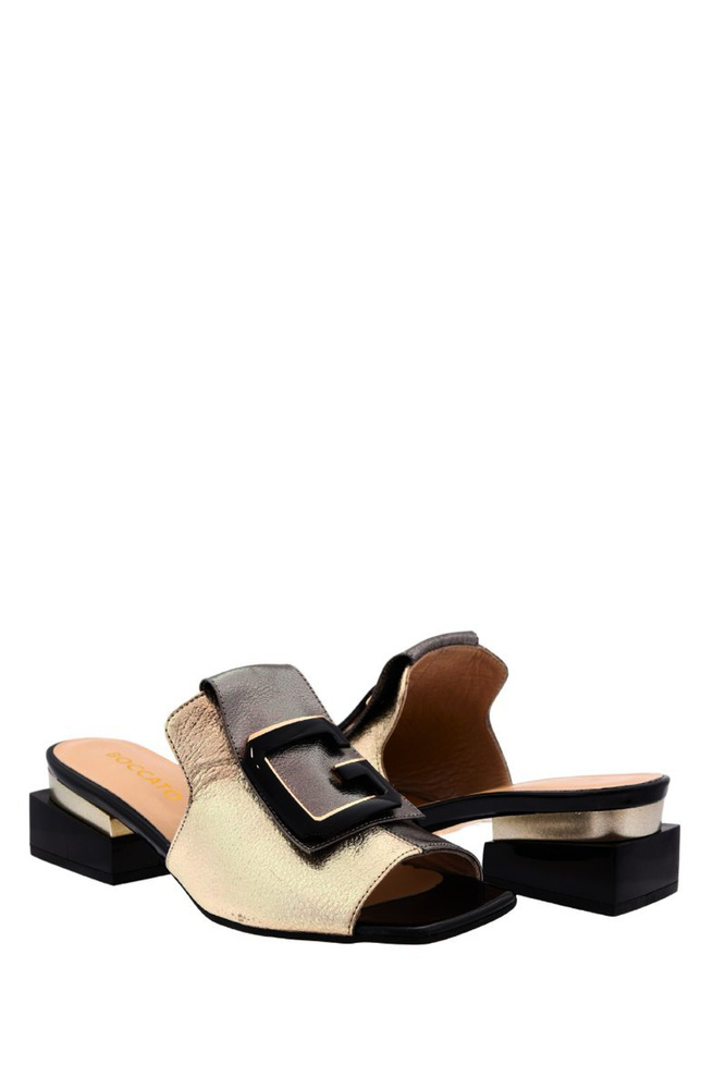 Złote skórzane klapki z ozdobą na obcasie 