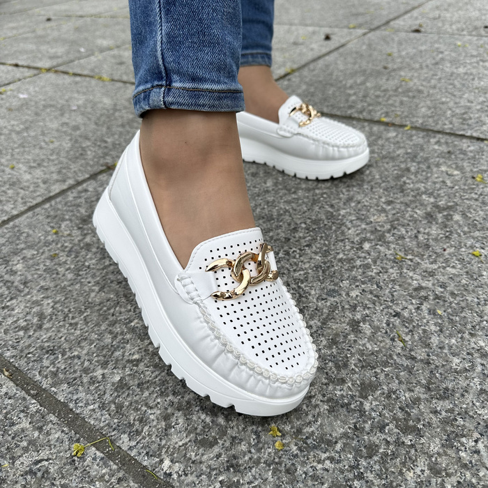 Białe mokasyny ze złotym łańcuszkiem na koturnie Potocki