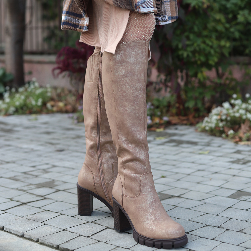 Złote kozaki na słupku M. Daszyński