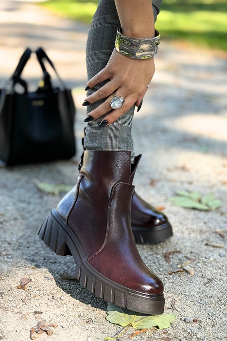 Чорні чоботи на колодці з тонким декором