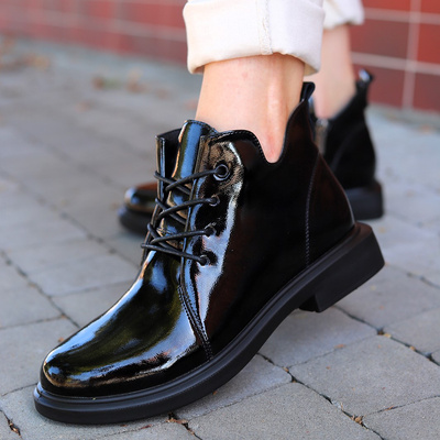 Trzewiki ze skóry lakierowanej sznurowane czarne Loretta Vitale