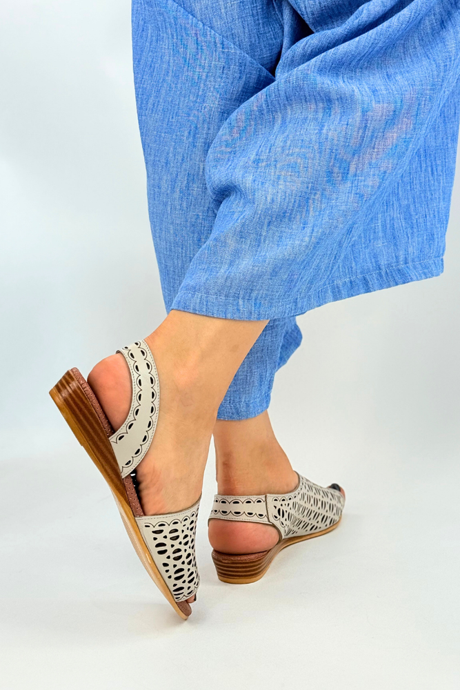 Beżowe skórzane ażurowe sandały płaakie Artiker