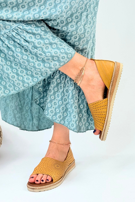 Żółte sandały skórzane ażurowe płaskie 