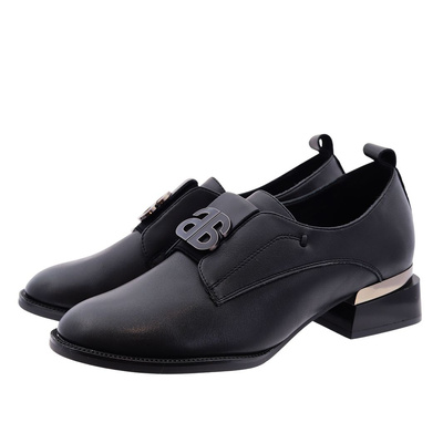 Чорні шкіряні туфлі на низькому каблуці з декором 