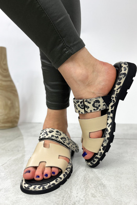 Skórzane klapki beżowe w panterkę 