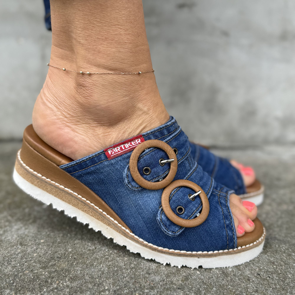 Джинсові штани Artiker з бежевою пряжкою на танкетці