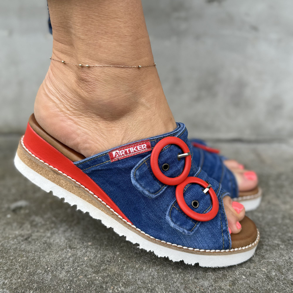 Jeansowe klapki z czerwoną klamerką na koturnie Artiker