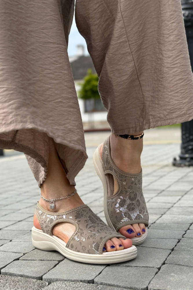 Жіночі бежеві босоніжки з перфорованою колодкою