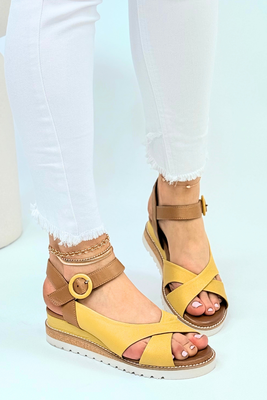 Żółte sandały damskie skórzane na koturnie