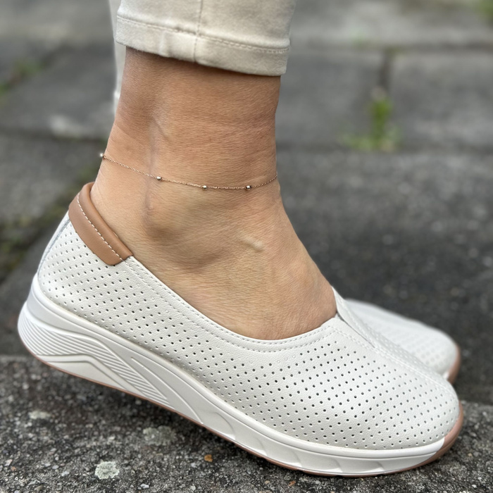 Skórzane damskie półbuty beżowe perforowane na niskiej platformie