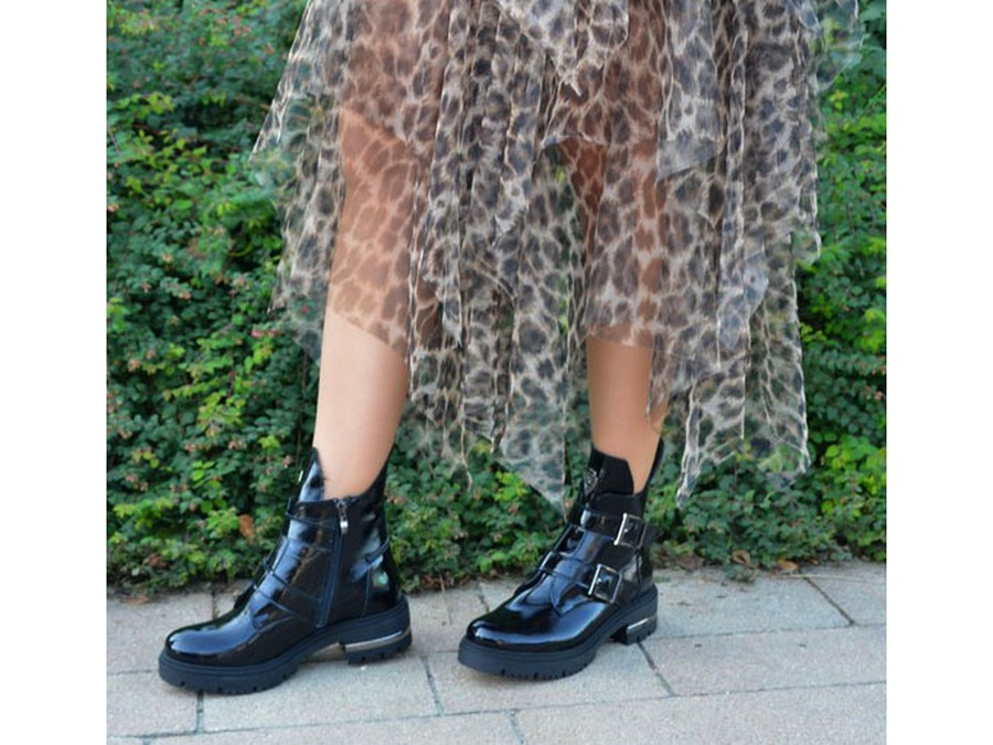 Чорні лаковані черевики LEMAR 60310