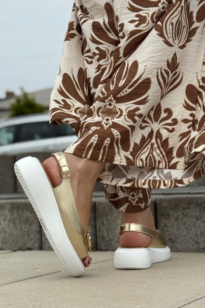 Modne złote skórzane sandały na platformie