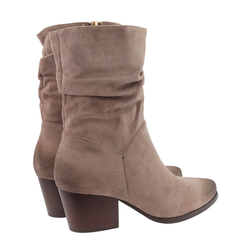 Beżowe botki kowbojki z zamszu e na obcasie