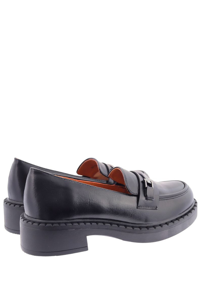 Czarne mokasyny na masywnej podeszwie z metalową ozdobą