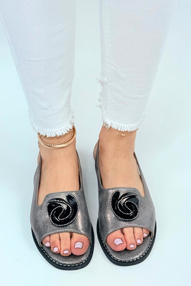 Platynowe sandały z ozdobną różą płaskie 