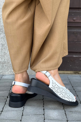 Бежеві шкіряні ажурні босоніжки на липучці