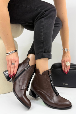 Чорні жіночі короткі шкіряні ботильйони Kordel на високому каблуці