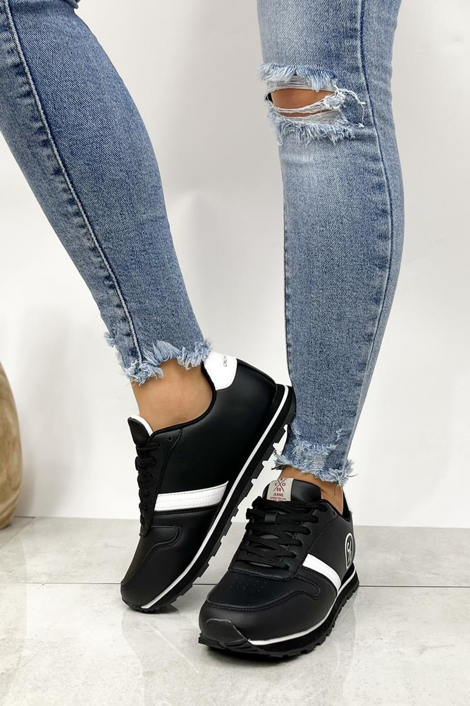 Чорні жіночі кросівки на шнурівці з екошкіри