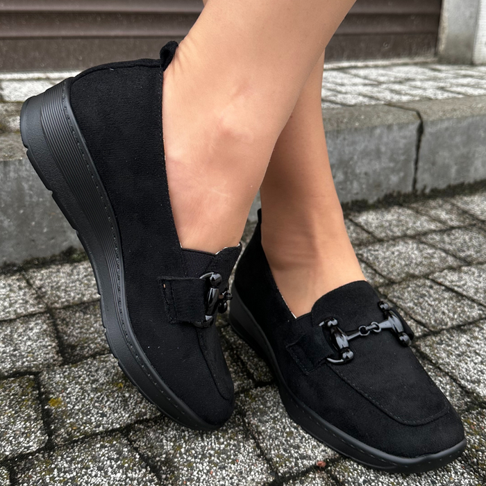 Czarne półbuty zamszowe z ozdobą na koturnie M. Daszyński