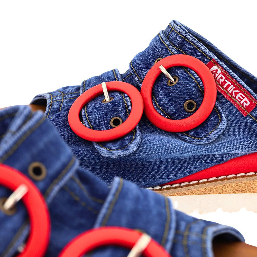 Джинсові штани Artiker з червоною пряжкою на танкетці