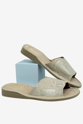 Шкіряні шльопанці саморобні з вишивкою квітів