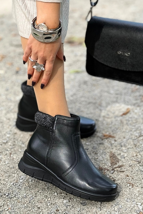 Темно-бежеві ажурні ботильйони із замшевої екошкіри