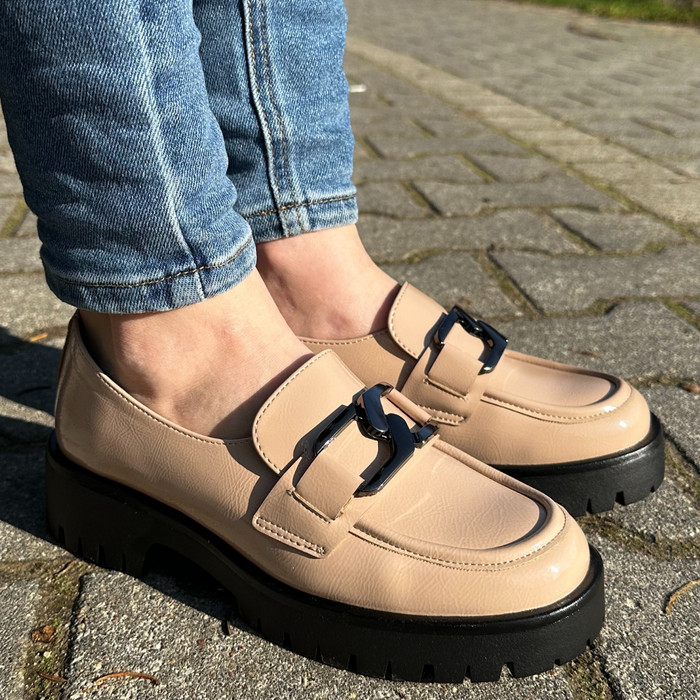 Бежеві лаковані туфлі на платформі Vinceza