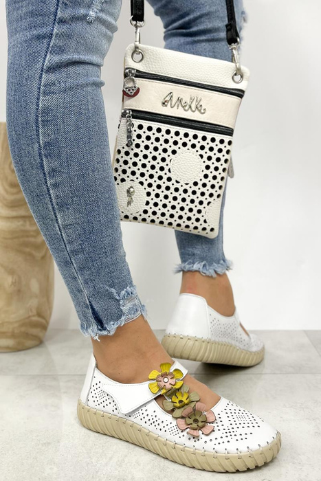 Półbuty skórzane z ozdobnymi kwiatkami na rzepy