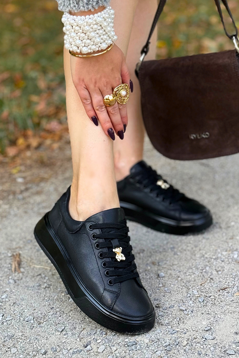 Бежеві шкіряні кросівки на перфорованій танкетці