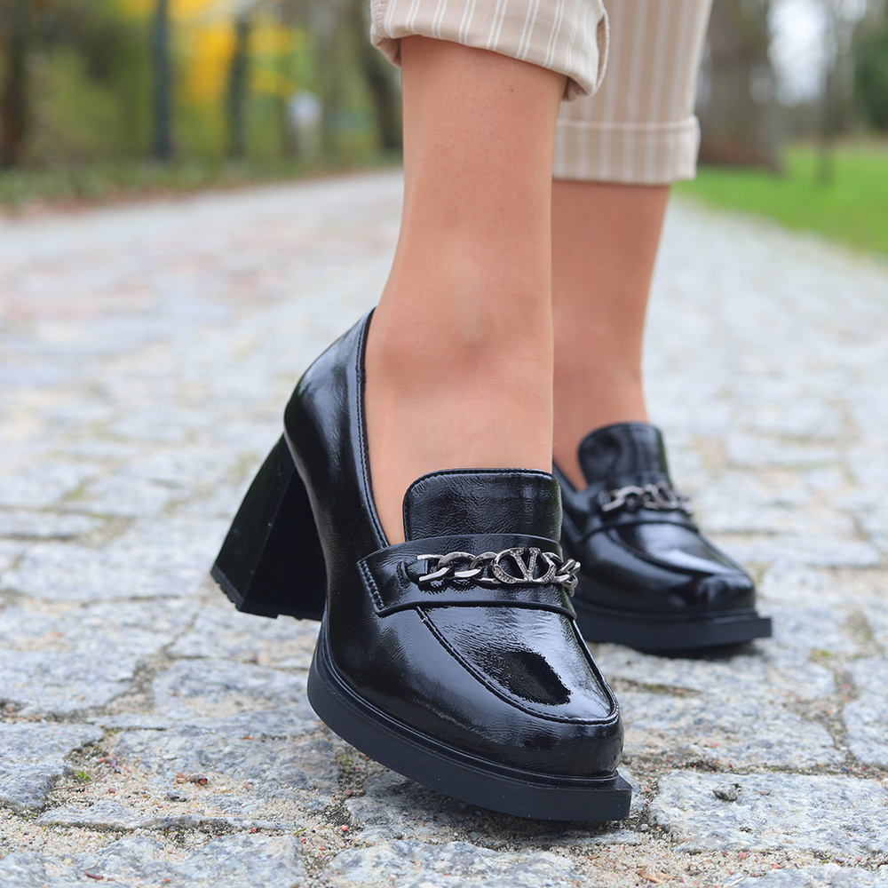 Czarne skórzane lakierowane mokasyny na słupku Vinceza