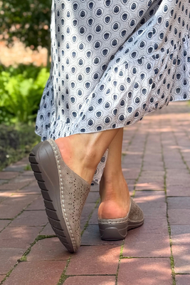 Khaki klapki damskie ażurowe kryte na koturnie 