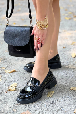 Бежеві шкіряні кросівки на перфорованій танкетці