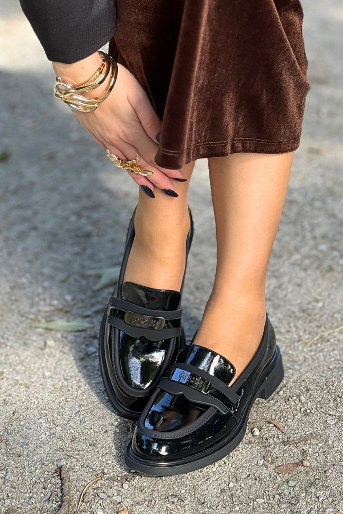 Бежеві шкіряні кросівки на перфорованій танкетці