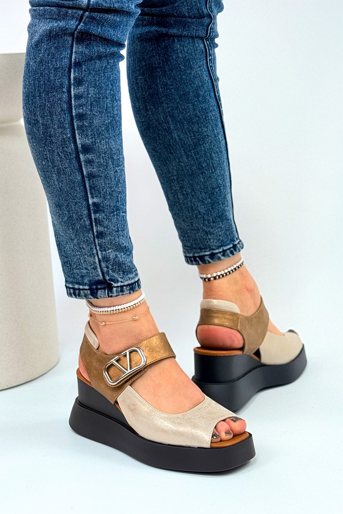 Złote sandały na koturnie z ekoskóry na rzep