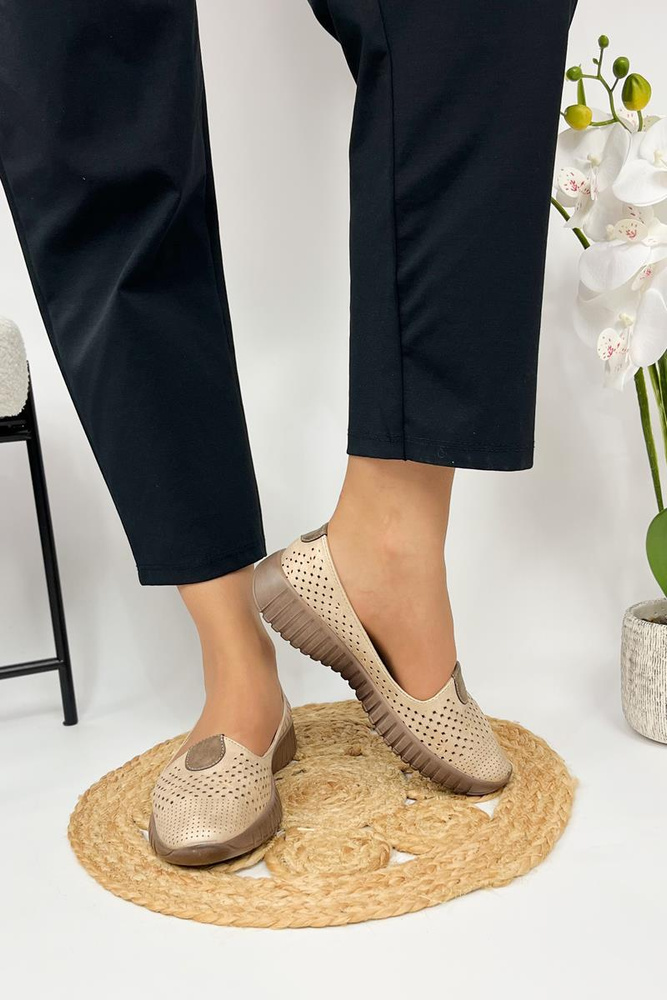 Ажурні плоскі туфлі золотого кольору