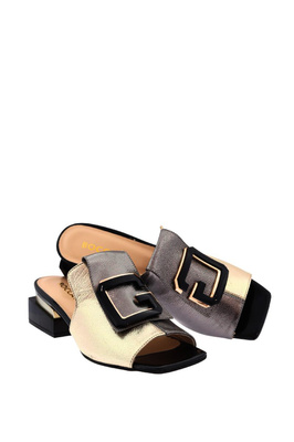 Złote skórzane klapki z ozdobą na obcasie 