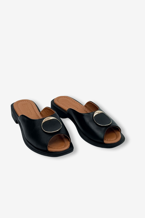 Чорні шкіряні шльопанці з перфорованими клинами