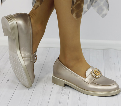 Beżowe skórzane mokasyny z metalową broszką Arka