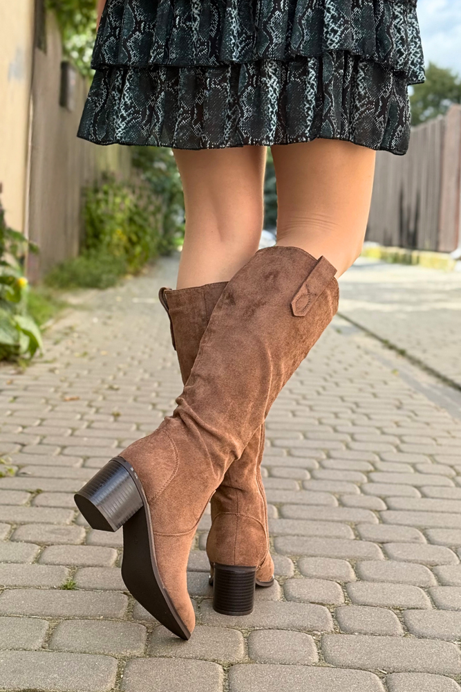 Brązowe kozaki zamszowe na klocku przed kolano