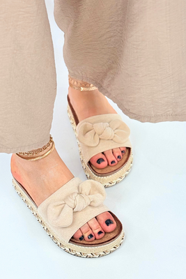 Beżowe klapki zamszowe z kokardą na platformie