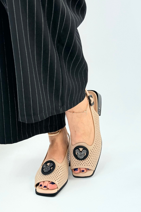 Абрикосові шкіряні босоніжки з перфорацією на низькому каблуці