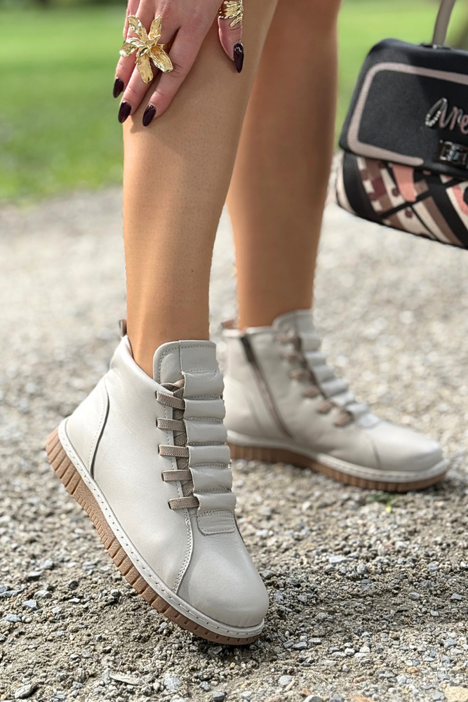 Чорні шкіряні ботильйони на блискавці та плоскій підошві