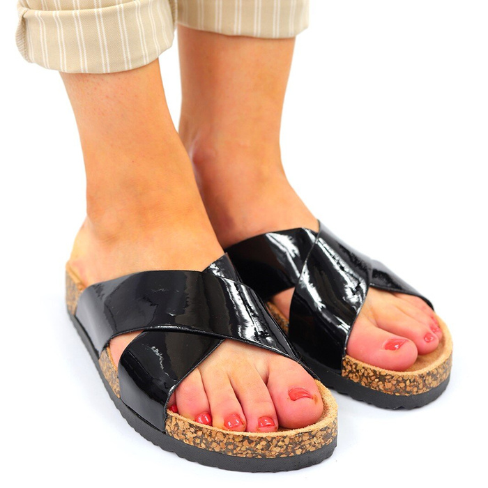 Чорні лаковані шльопанці з хрестовиною Potocki