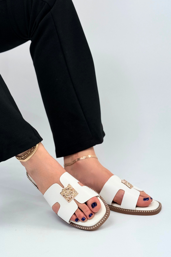Białe klapki damskie z ekoskóry ze złotą ozdobą